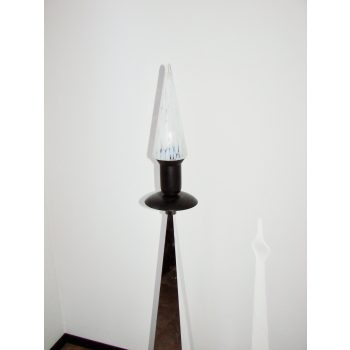 Lampa stojąca z pojedynczym kloszem